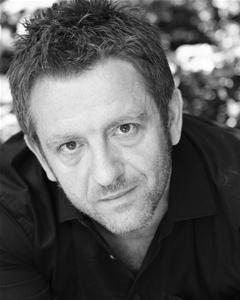 Актёр Стив Норт в рождественском спецвыпуске 2010 года